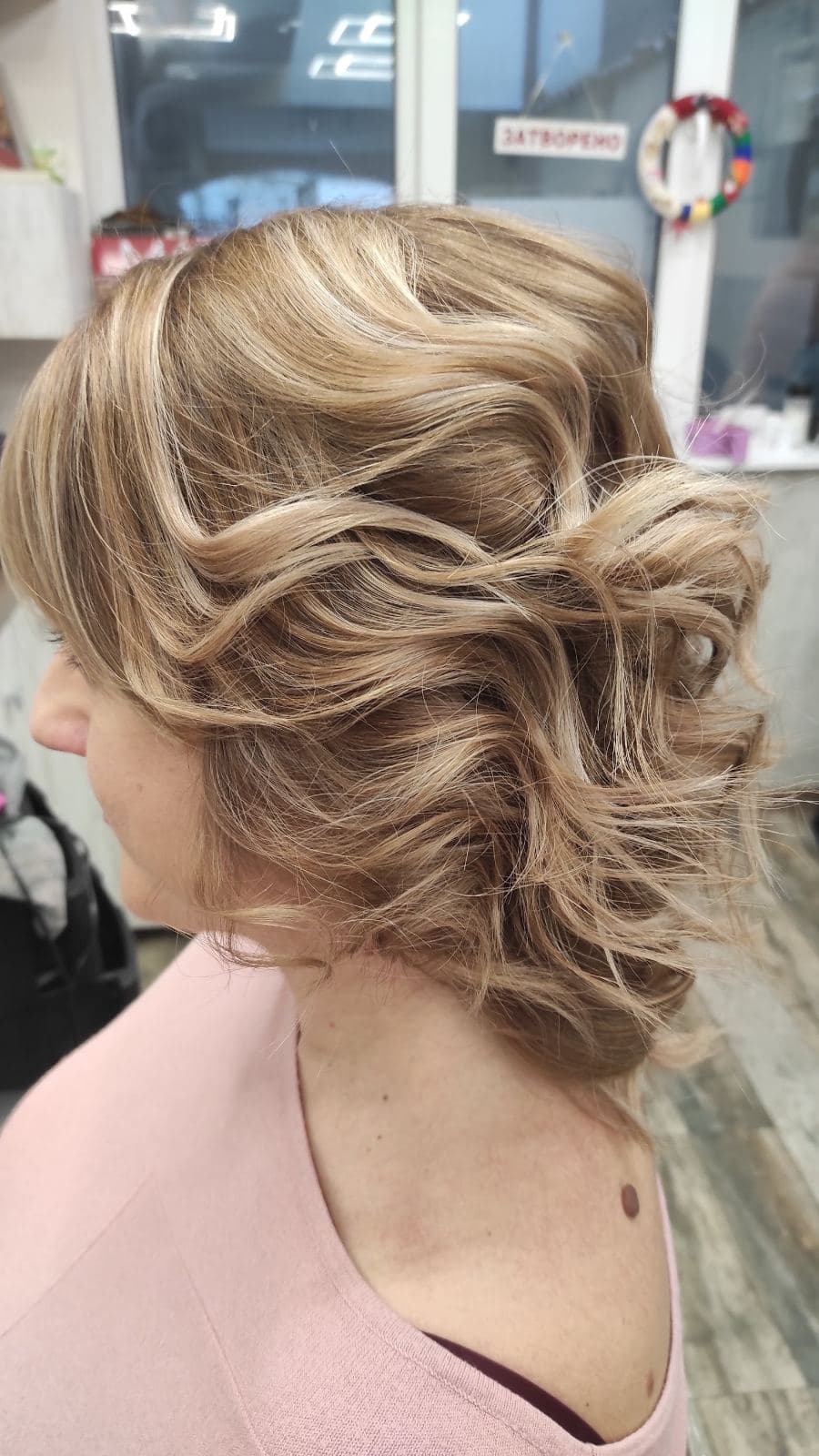 Официална прическа с меки руси вълни